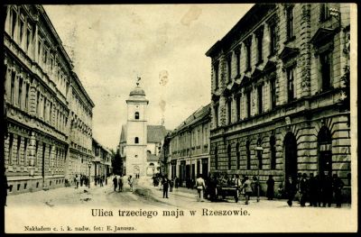 Wykorzystane do pocztówki zdjęcie Edwarda Janusza "Ulica trzeciego maja"                        z budynkiem Komunalnej Kasy Oszczędności. Zbiory Galerii Fotografii Miasta Rzeszowa